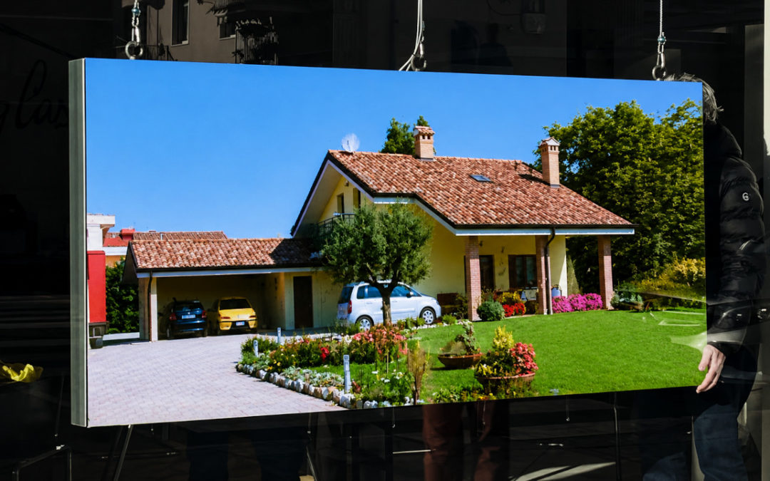 Digitalizzazione delle vetrine agenzia immobiliare con Ledwall 200×112 P 2.5 da 5000 nit