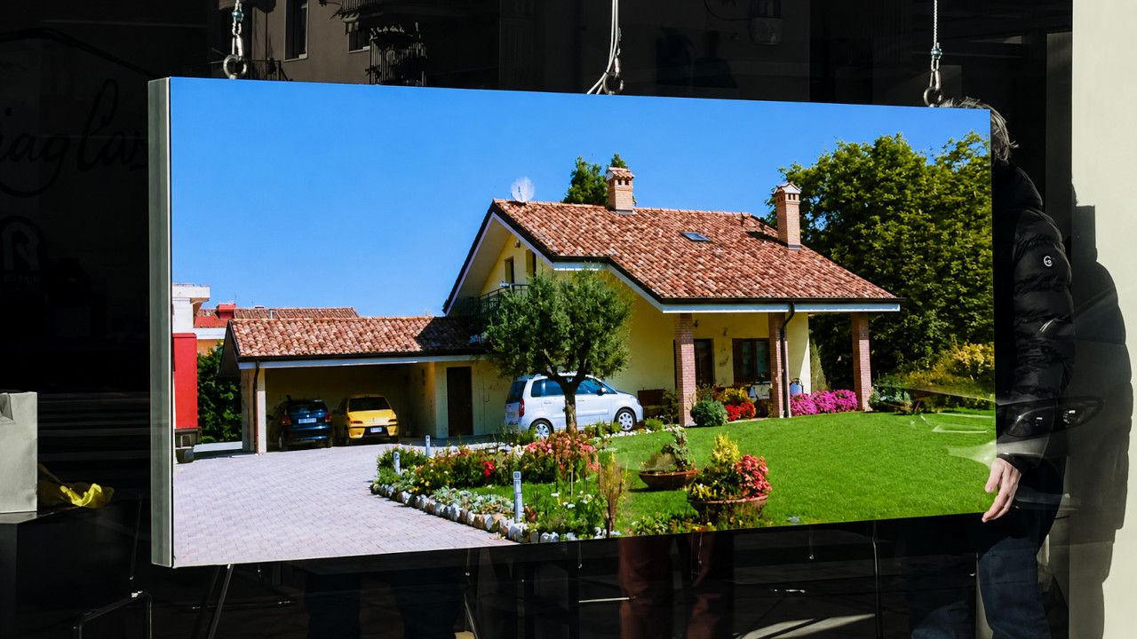 Digitalizzazione delle vetrine agenzia immobiliare con Ledwall 200×112 P 2.5 da 5000 nit